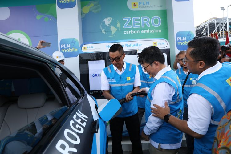 Plt Direktur Jenderal EBTKE Kementerian ESDM Jisman P Hutajulu (dua dari kiri) bersama Direktur Utama PLN Darmawan Prasodjo (kiri) dan Direktur Perencanaan Korporat dan Pengembangan Bisnis PLN Hartanto Wibowo (kanan) saat melakukan pengisian hidrogen untuk kendaraan stasiun pengisian kendaraan hidrogen atau hydrogen refueling station (HRS) pertama di Indonesia di Senayan, Jakarta, pada Rabu (21/2/2024). (Dok. PT PLN (Persero))