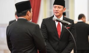 Ketua Umum Partai Demokrat Agus Harimurti Yudhoyono (kanan) berbincang dengen Menteri Agraria dan Tata Ruang/Kepala Badan Pertanahan Nasional (ATR/BPN) Hadi Tjahjanto (kiri) sebelum upacara pelantikan menteri oleh Presiden Joko Widodo di Istana Negara, Jakarta, Rabu (21/2/2024). Presiden melantik Agus Harimurti Yudhoyono menjadi Menteri ATR/Kepala BPN menggantikan Hadi Tjahjanto yang dilantik menjadi Menko Polhukam pada sisa masa jabatan periode tahun 2019-2024 Kabinet Indonesia Maju. (Dok. Antara News)