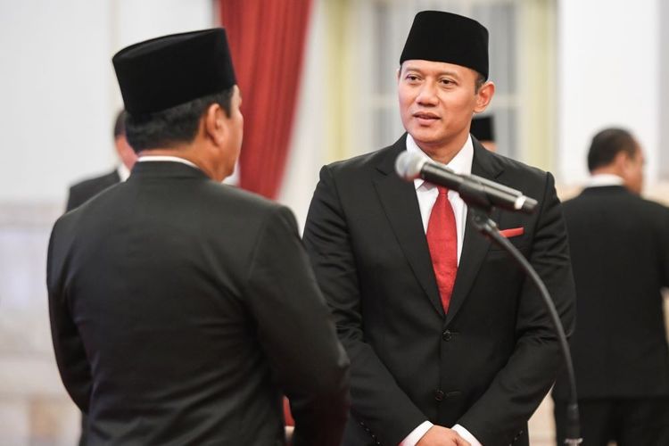 Ketua Umum Partai Demokrat Agus Harimurti Yudhoyono (kanan) berbincang dengen Menteri Agraria dan Tata Ruang/Kepala Badan Pertanahan Nasional (ATR/BPN) Hadi Tjahjanto (kiri) sebelum upacara pelantikan menteri oleh Presiden Joko Widodo di Istana Negara, Jakarta, Rabu (21/2/2024). Presiden melantik Agus Harimurti Yudhoyono menjadi Menteri ATR/Kepala BPN menggantikan Hadi Tjahjanto yang dilantik menjadi Menko Polhukam pada sisa masa jabatan periode tahun 2019-2024 Kabinet Indonesia Maju. (Dok. Antara News)