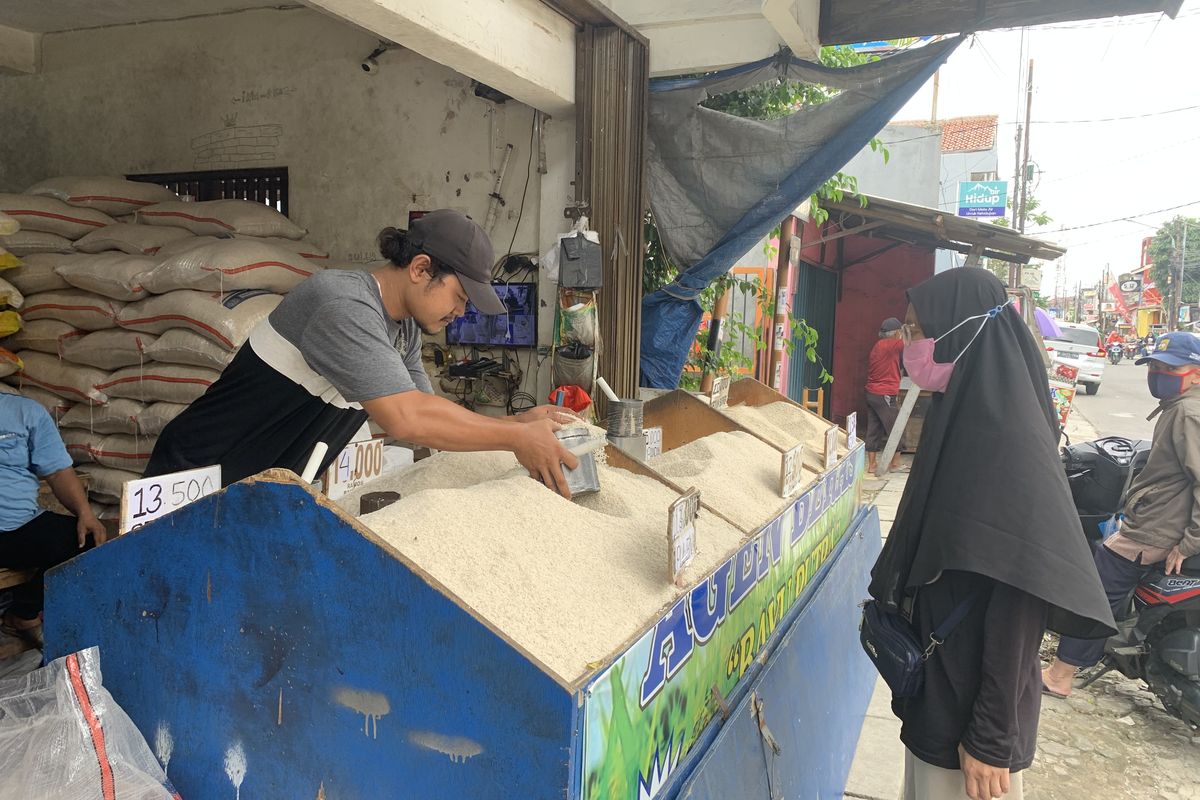 Firdaus (24), pedagang beras di Jalan Rajawali Raya, Kecamatan Bekasi Selatan, Kota Bekasi, mengungkapkan kenaikan harga beras yang terus terjadi selama tiga bulan terakhir, Rabu (21/2/2024). (KOMPAS.com/FIRDA JANATI)