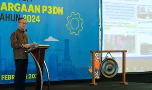 Menteri Perindustrian Agus Gumiwang Kartasasmita saat membuka acara Kick Off Penghargaan P3DN Tahun 2024 di Jakarta, Senin (12/2/2024). (HUMAS KEMENPERIN)