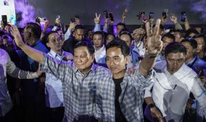 Calon presiden dan calon wakil presiden nomor urut 2 Prabowo Subianto dan Gibran Rakabuming Raka menyapa pendukungnya usai menyampaikan pidato saat menghadiri acara pemantauan hasil hitung cepat atau quick count di Istora Senayan, Jakarta, Rabu (14/2/2024). Prabowo-Gibran menggelar pidato kemenangan usai sejumlah lembaga survei menempatkan capres-cawapres nomor urut 2 unggul atas dua pesaingnya dengan perolehan suara 51-60 persen. (KOMPAS.com/DHEMAS REVIYANTO)