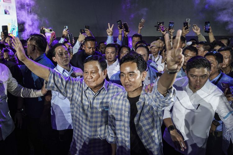 Calon presiden dan calon wakil presiden nomor urut 2 Prabowo Subianto dan Gibran Rakabuming Raka menyapa pendukungnya usai menyampaikan pidato saat menghadiri acara pemantauan hasil hitung cepat atau quick count di Istora Senayan, Jakarta, Rabu (14/2/2024). Prabowo-Gibran menggelar pidato kemenangan usai sejumlah lembaga survei menempatkan capres-cawapres nomor urut 2 unggul atas dua pesaingnya dengan perolehan suara 51-60 persen. (KOMPAS.com/DHEMAS REVIYANTO)