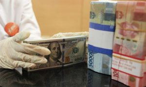 Rupiah Melemah Terhadap Dolar AS Akibat Turunnya Surplus Neraca Perdagangan RI