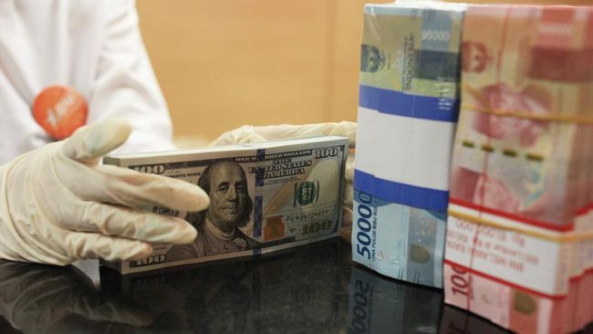 Rupiah Melemah Terhadap Dolar AS Akibat Turunnya Surplus Neraca Perdagangan RI