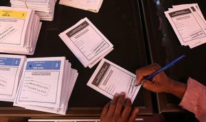 Anggota Kelompok Penyelenggara Pemungutan Suara (KPPS) menandatangani surat suara pada pelaksanaan Pemungutan Suara Ulang (PSU) Pemilu 2024 di TPS 002, Desa Mesjid, Kecamatan Bandar Baru, Kabupaten Pidie Jaya, Aceh, Kamis 2 Februari 2024. Lembaga penyelenggara Pemilu Provinsi Aceh telah menetapkan 18 TPS di sembilan kabupaten/kota untuk melaksanakan PSU karena ditemukan pelanggaran pada pemungutan suara 14 Februari lalu. (ANTARA FOTO/Irwansyah Putra)