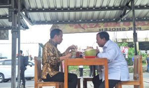 Presiden Joko Widodo (Jokowi) makan siang bersama Menteri Pertahanan Prabowo Subianto di Magelang, Jawa Tengah, Senin (29/1/2024). (KOMPAS.com/Rahel)