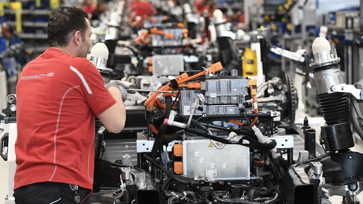 Direktur Eksekutif Celios Merekomendasikan Pemerintah Berikan Insentif untuk Industri Daur Ulang Baterai