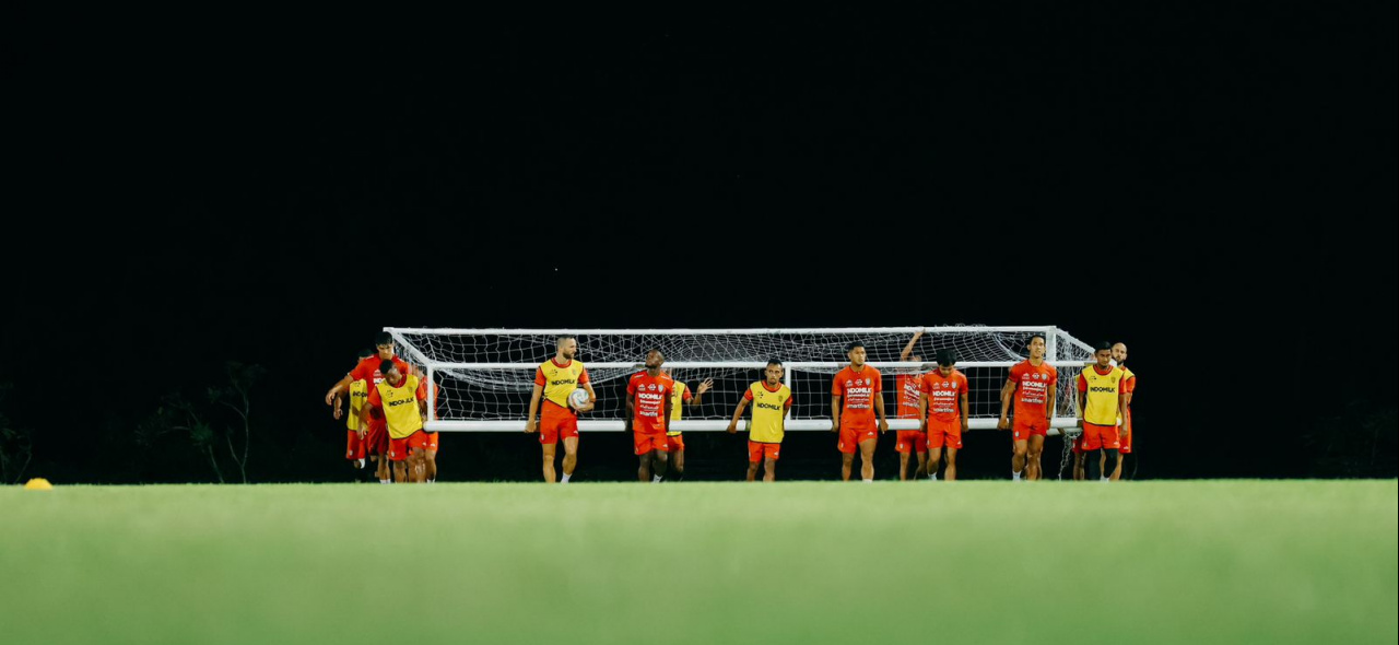 Bali United Menjalani Latihan Malam Selama Bulan Puasa di Pantai Purnama