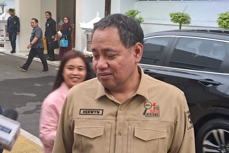 Anggota Badan Pengawas Pemilu (Bawaslu) RI Herwyn Malonda saat ditemui di kantor KPU, Jakarta Pusat, Senin (11/3/2024). (KOMPAS.com/ADHYASTA DIRGANTARA)