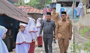 Pj Wali Kota Padangsidimpuan Letnan Dalimunthe saat melihat kondisi SDN 200106 di Kelurahan Wek III, Senin (4/3-24). Foto : BP/Ist