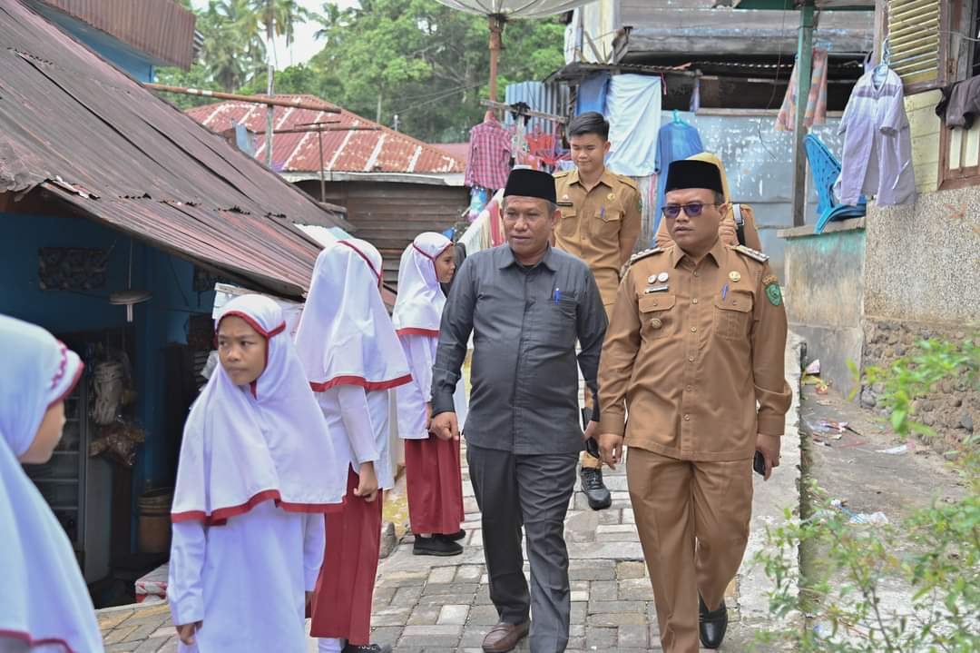 Pj Wali Kota Padangsidimpuan Letnan Dalimunthe saat melihat kondisi SDN 200106 di Kelurahan Wek III, Senin (4/3-24). Foto : BP/Ist