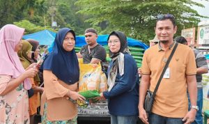 Kadis Ketapang Ir Chairunnisa Daulay ikut melayani pembeli di GPM Pemko Padangsidimpuan. Foto : BP/Ist
