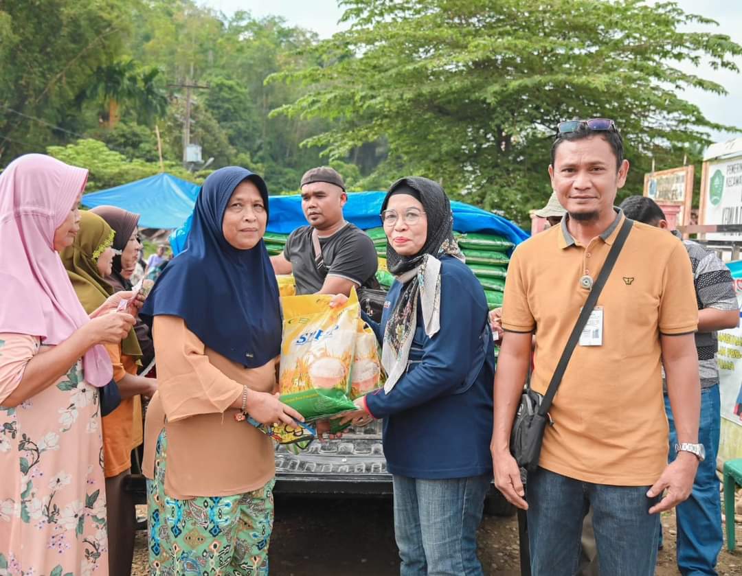 Kadis Ketapang Ir Chairunnisa Daulay ikut melayani pembeli di GPM Pemko Padangsidimpuan. Foto : BP/Ist