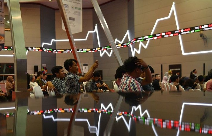 IHSG Ditutup Melemah Dipimpin oleh Sektor Transportasi dan Logistik