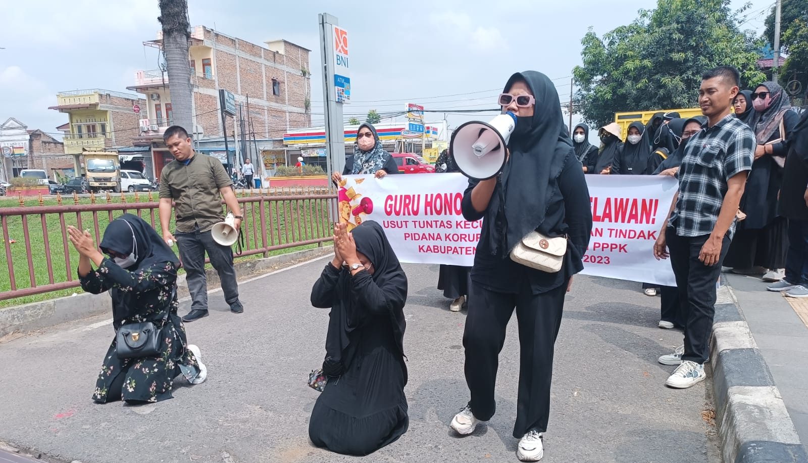 Massa dari guru di Kabupaten Langkat melakukan aksi demo di Mapolda Sumut beberapa pekan yang lalu .(Istimewa)