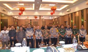 Pj Wali Kota Padangsidimpuan Letnan Dalimunthe dan Forkopimda serta Komusioner KPU dan Bawaslu foto bersama usai pembukaan Rapat Pleno Terbuka Rekapitulasi hasil Pemilu 2024 di Aula Mega Permata Hotel, Kamis (29/2-24). Foto : BP/Ist