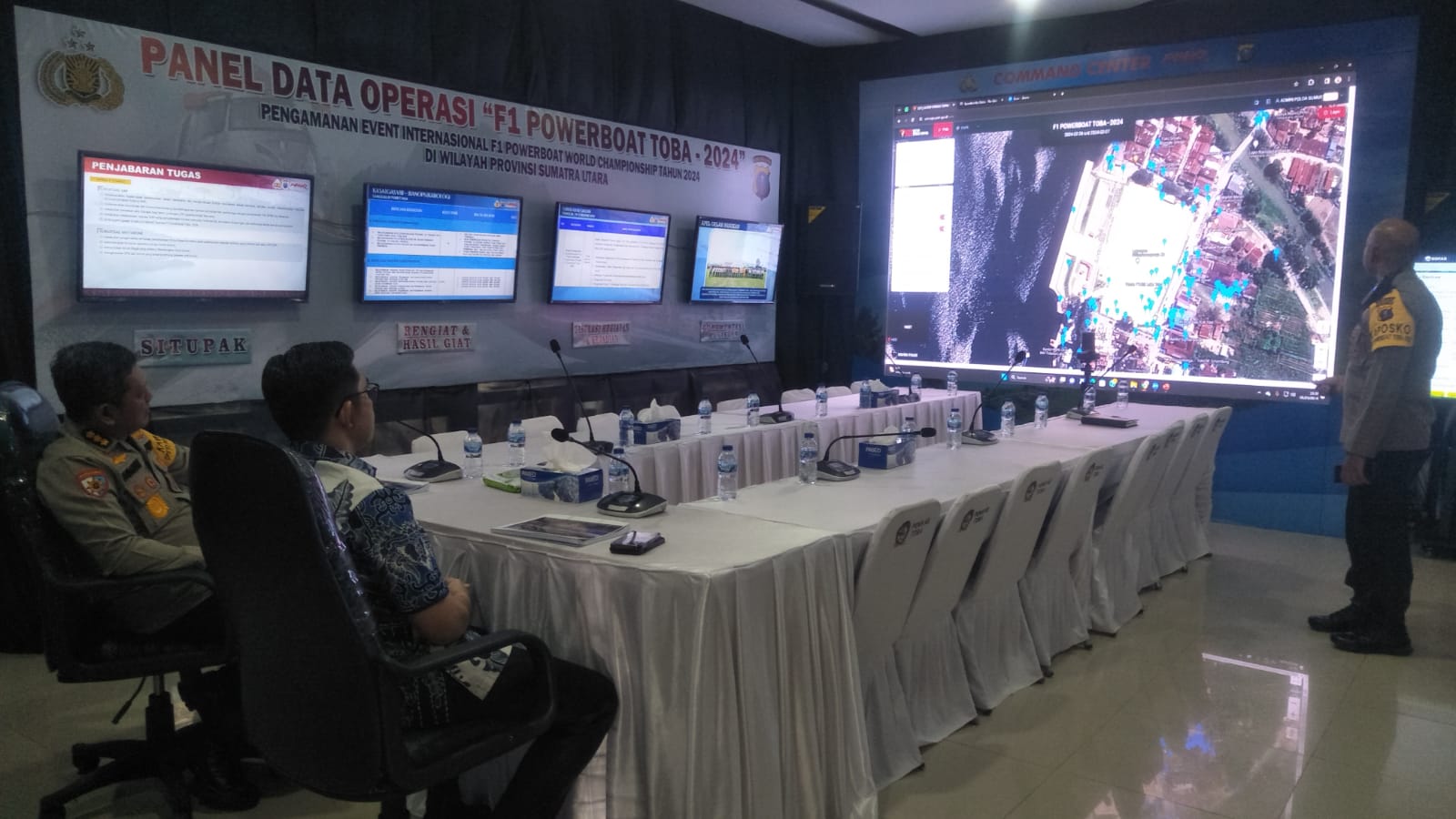 Komisioner Kompolnas ketika mengunjungi event F1 Powerboat.(istimewa)