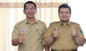 Kadis Lingkungan Tapsel Ongku Muda Atas Sormin foto bersama dengan Bupati Tapsel H Dolly Pasaribu. Foto : BP/Ist