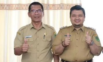 Kadis Lingkungan Tapsel Ongku Muda Atas Sormin foto bersama dengan Bupati Tapsel H Dolly Pasaribu. Foto : BP/Ist