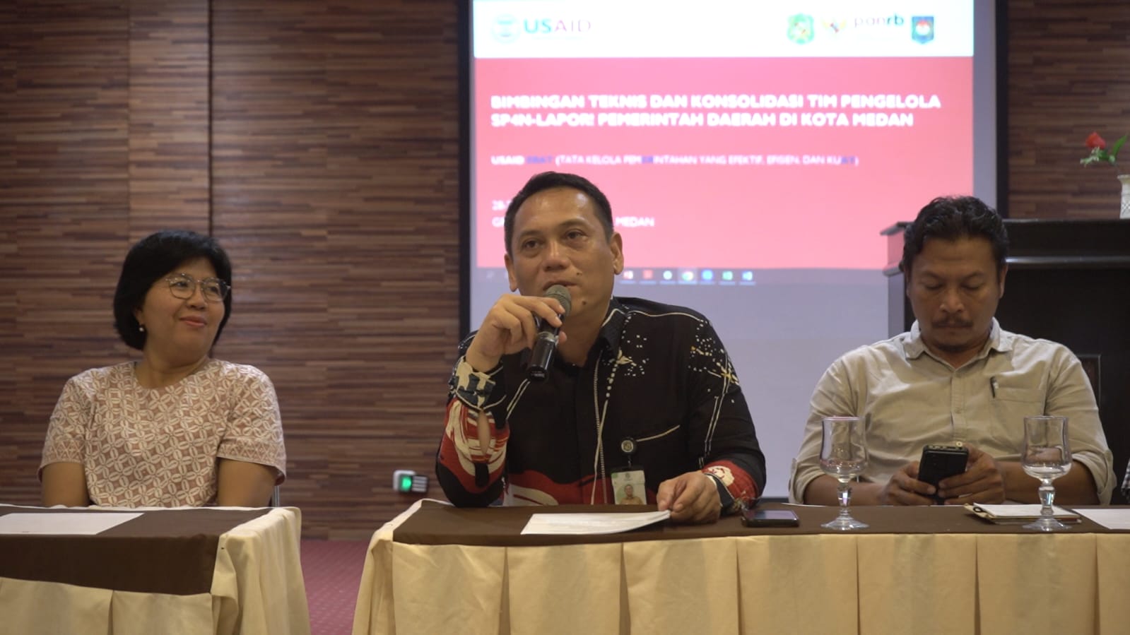 Kadis Kominfo Medan RAchman Pane saat memberikan arahan. BP/erwan
