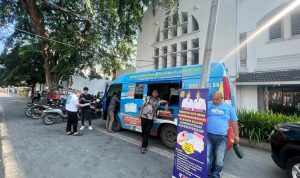Layanan keliling Adminduk Disdukcapil di depan Pos Block Medan. BP/erwan