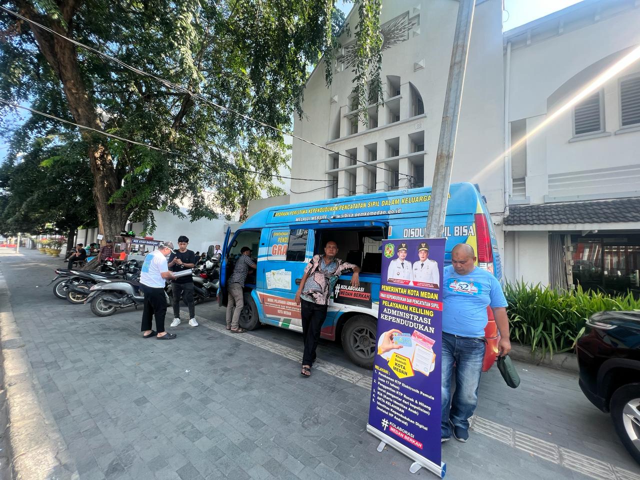 Layanan keliling Adminduk Disdukcapil di depan Pos Block Medan. BP/erwan