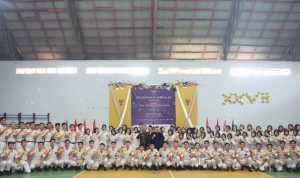Bupati Tapsel Dolly Pasaribu foto bersama dengan seluruh siswa/siswi Ambalan SMN 2 Plus Sipirok dan SMK Martabe saat pelepasan, Sabtu (2/3-24). Foto : BP/Ist