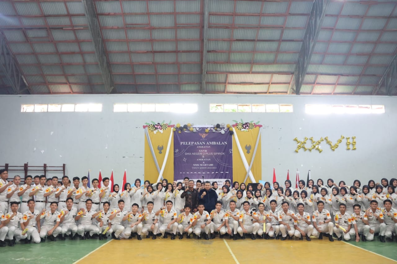 Bupati Tapsel Dolly Pasaribu foto bersama dengan seluruh siswa/siswi Ambalan SMN 2 Plus Sipirok dan SMK Martabe saat pelepasan, Sabtu (2/3-24). Foto : BP/Ist