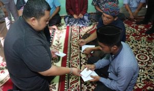 Bupati Tapsel Dolly Pasaribu saat memberikan tali asih kepada orang tua anak korban terseret arus sungai di Desa Aek Badak Jae, Kecamatan Sayurmatinggi, Sabtu (2/3-24). Foto : BP/Ist