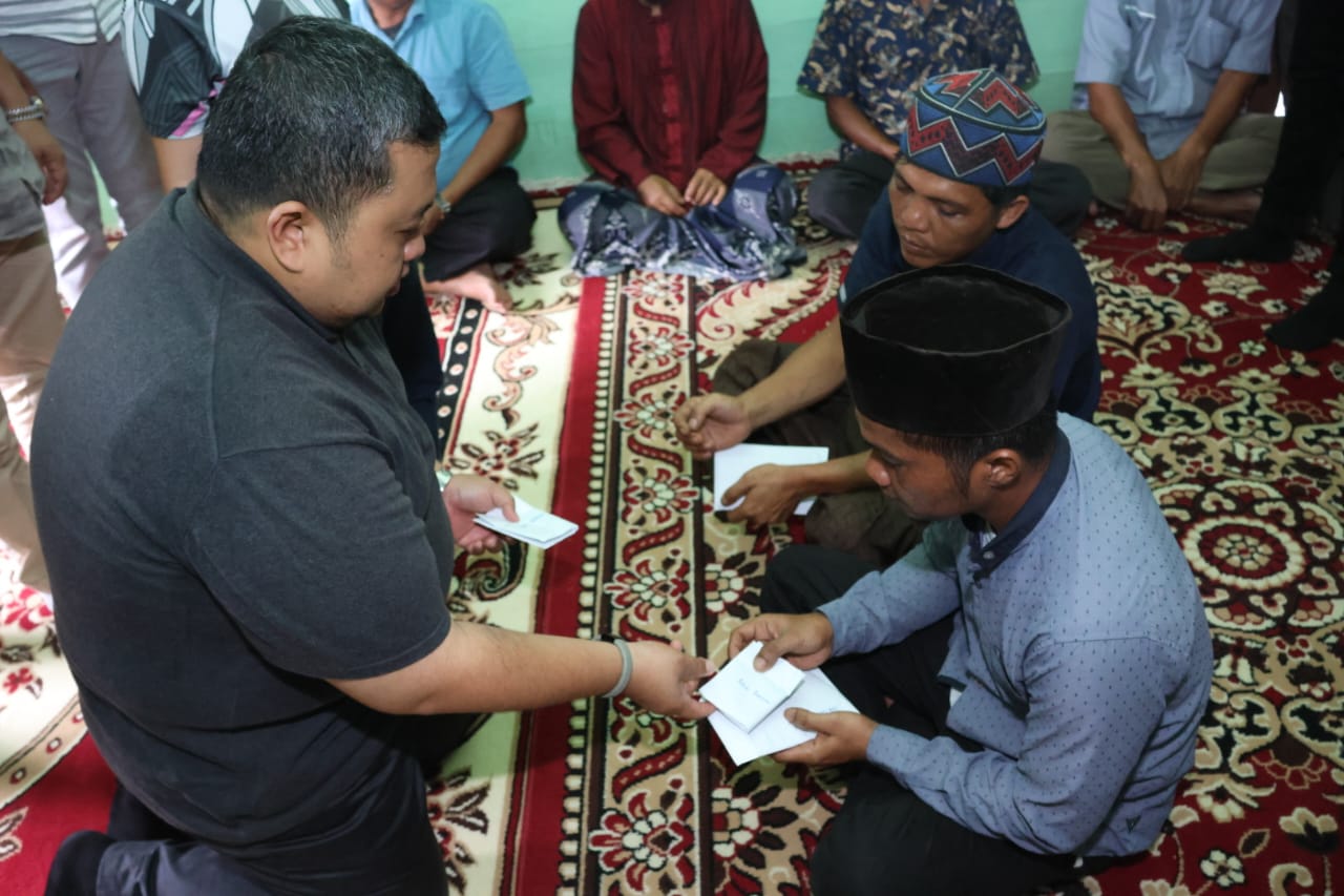 Bupati Tapsel Dolly Pasaribu saat memberikan tali asih kepada orang tua anak korban terseret arus sungai di Desa Aek Badak Jae, Kecamatan Sayurmatinggi, Sabtu (2/3-24). Foto : BP/Ist