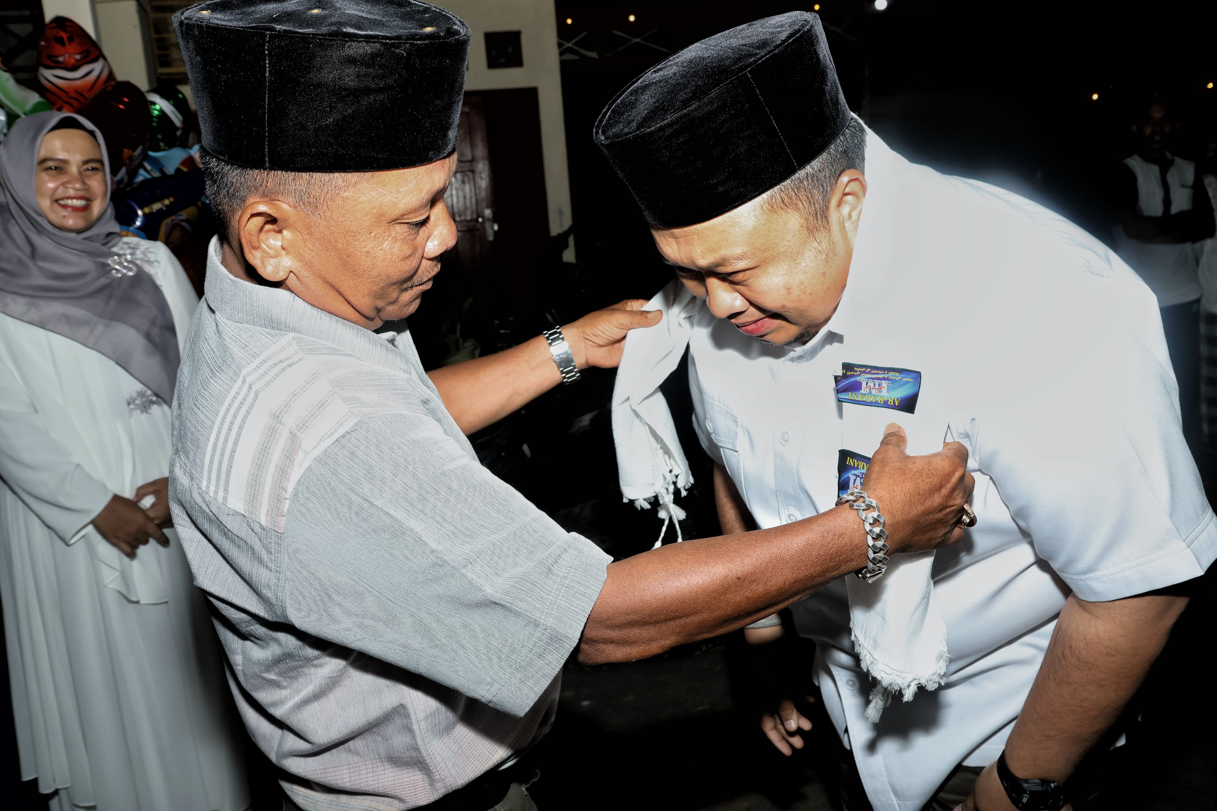 Bupati Tapsel Dolly Pasaribu saat disambut kedatangannya di acara pembukaan MTQ tingkat Kecamatan Angkola Selatan, Jum'at (1/3-24). Foto : BP/Ist