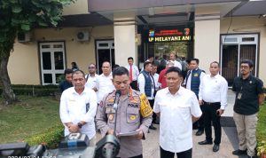 Kabid Humas Polda Sumut, Kombes Pol Hadi Wahyudi memberikan keterangan kepada sejumlah awak media bersama dengan Direktur Reserse Kriminal Khusus Kombes Pol Andry Setiawan dan Kepala Bulog Sumut.(Istimewa).