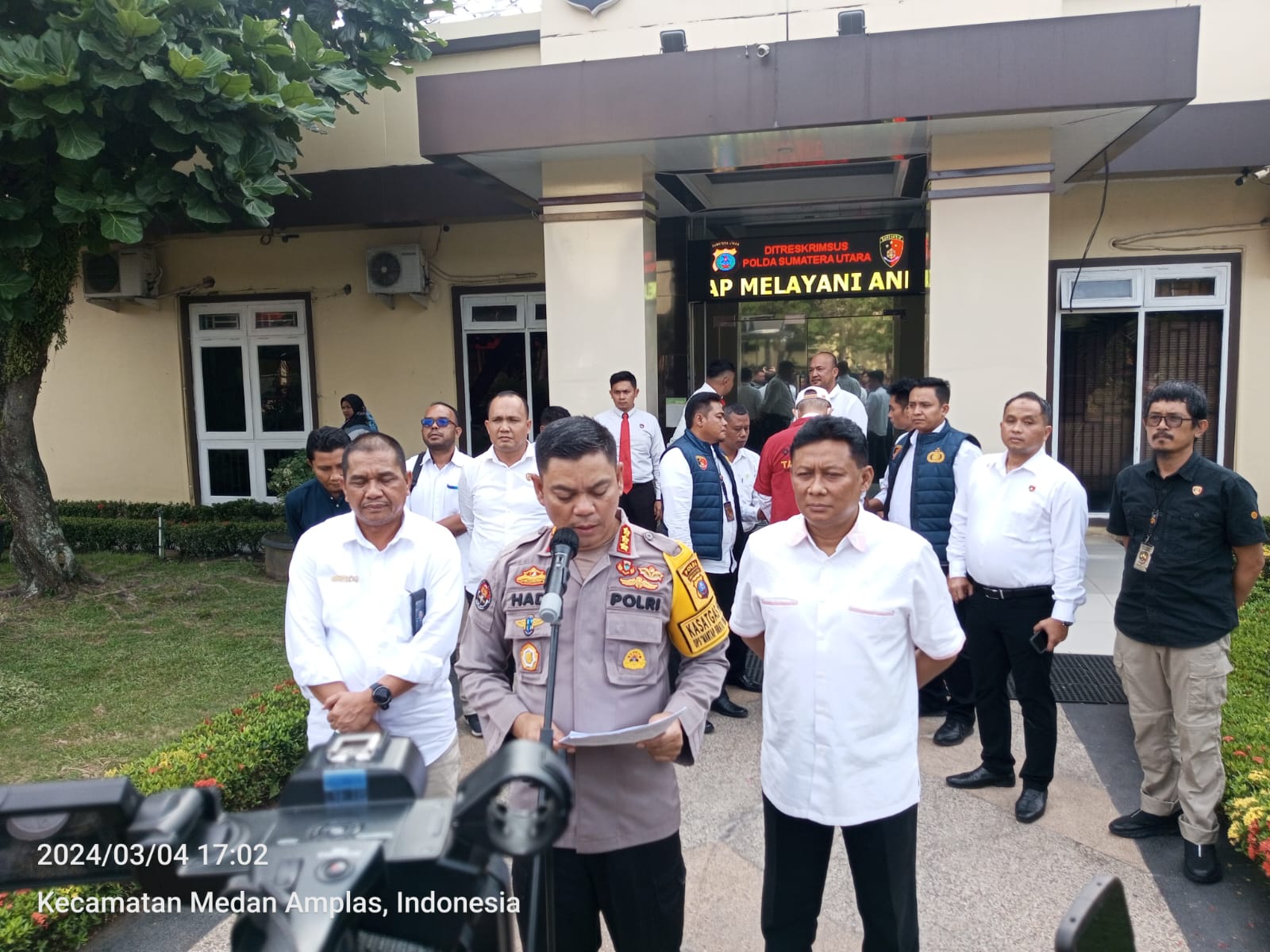 Kabid Humas Polda Sumut, Kombes Pol Hadi Wahyudi memberikan keterangan kepada sejumlah awak media bersama dengan Direktur Reserse Kriminal Khusus Kombes Pol Andry Setiawan dan Kepala Bulog Sumut.(Istimewa).