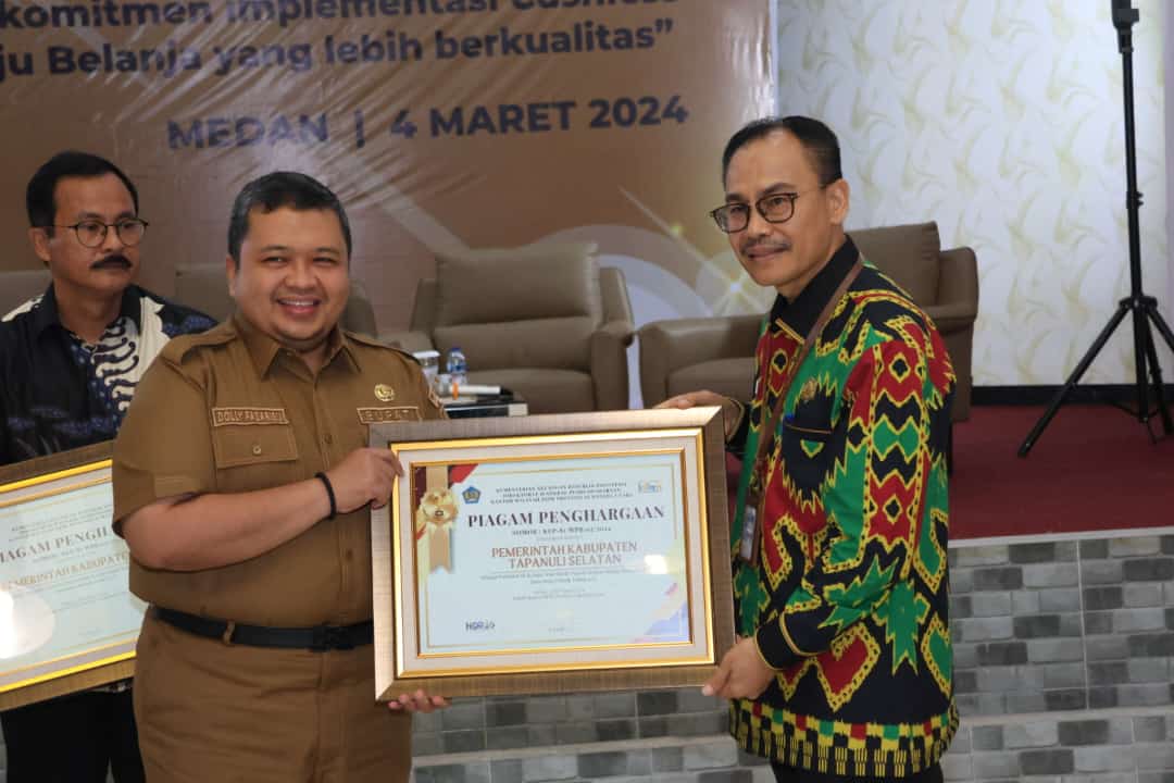 Bupati Tapsel Dolly Pasaribu saat menerima penghargaan terbaik ke-III dalam pengelolaan Dana Desa tahun 2023 dari Dirjend Perbendaharaan Provsu Syaiful di Medan, Senin (4/3-24). Foto : BP/Ist