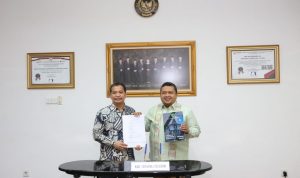 Bupati Tapsel Dolly Pasaribu saat menyerahkan LKPD Tapsel TA 2023 kepada BPK RI Perwakilan Sumut di Medan, Senin (4/3-24). Foto : BP/Ist