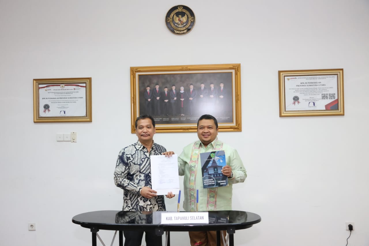 Bupati Tapsel Dolly Pasaribu saat menyerahkan LKPD Tapsel TA 2023 kepada BPK RI Perwakilan Sumut di Medan, Senin (4/3-24). Foto : BP/Ist