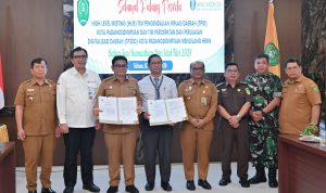 Pj Wali Kota Padangsidimpuan Letnan Dalimunthe foto bersama usai penyerahan hasil HLM TPID di Aula Kantor Wali Kota, Selasa (5/3-24). Foto : BP/Ist