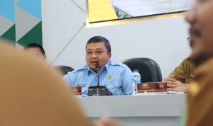 Bupati Tapsel Dolly Pasaribu saat membahas rancangan akhir RAD PG di ruang rapat Bappelitbang Sumut di Medan, Selasa (5/3-24). Foto : BP/Ist