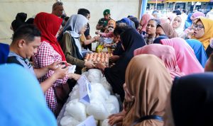Warga Medan antusias saat menyambut pasar murah. BP/erwan