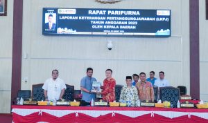 Wali Kota Medan Bobby Nasution foto bersama saat Rapat Paripurna Penyempurnaan LKPJ Tahun 2023 di Gedung DPRD Medan, Selasa (5/3/2024). BP/erwan