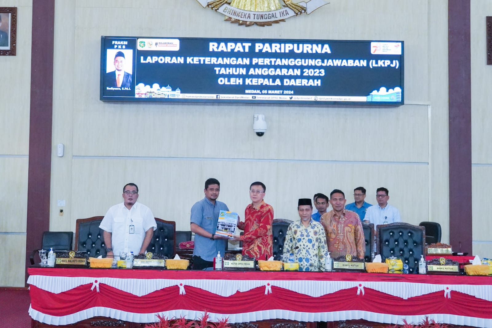 Wali Kota Medan Bobby Nasution foto bersama saat Rapat Paripurna Penyempurnaan LKPJ Tahun 2023 di Gedung DPRD Medan, Selasa (5/3/2024). BP/erwan