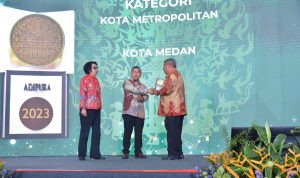 Penyerahan penghargaan Piala Adipura tahun 2023 untuk Kota Medan. BP/erwan