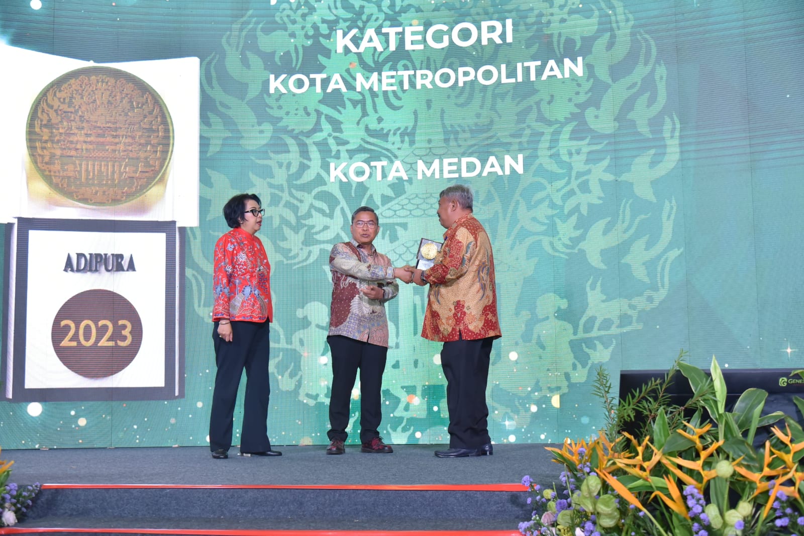 Penyerahan penghargaan Piala Adipura tahun 2023 untuk Kota Medan. BP/erwan