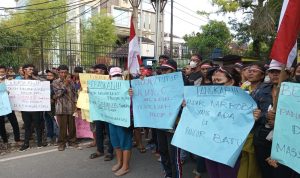 Massa ketika melakukan aksi demontrasi di depan Mapolrestabes Medan.(Istimewa).