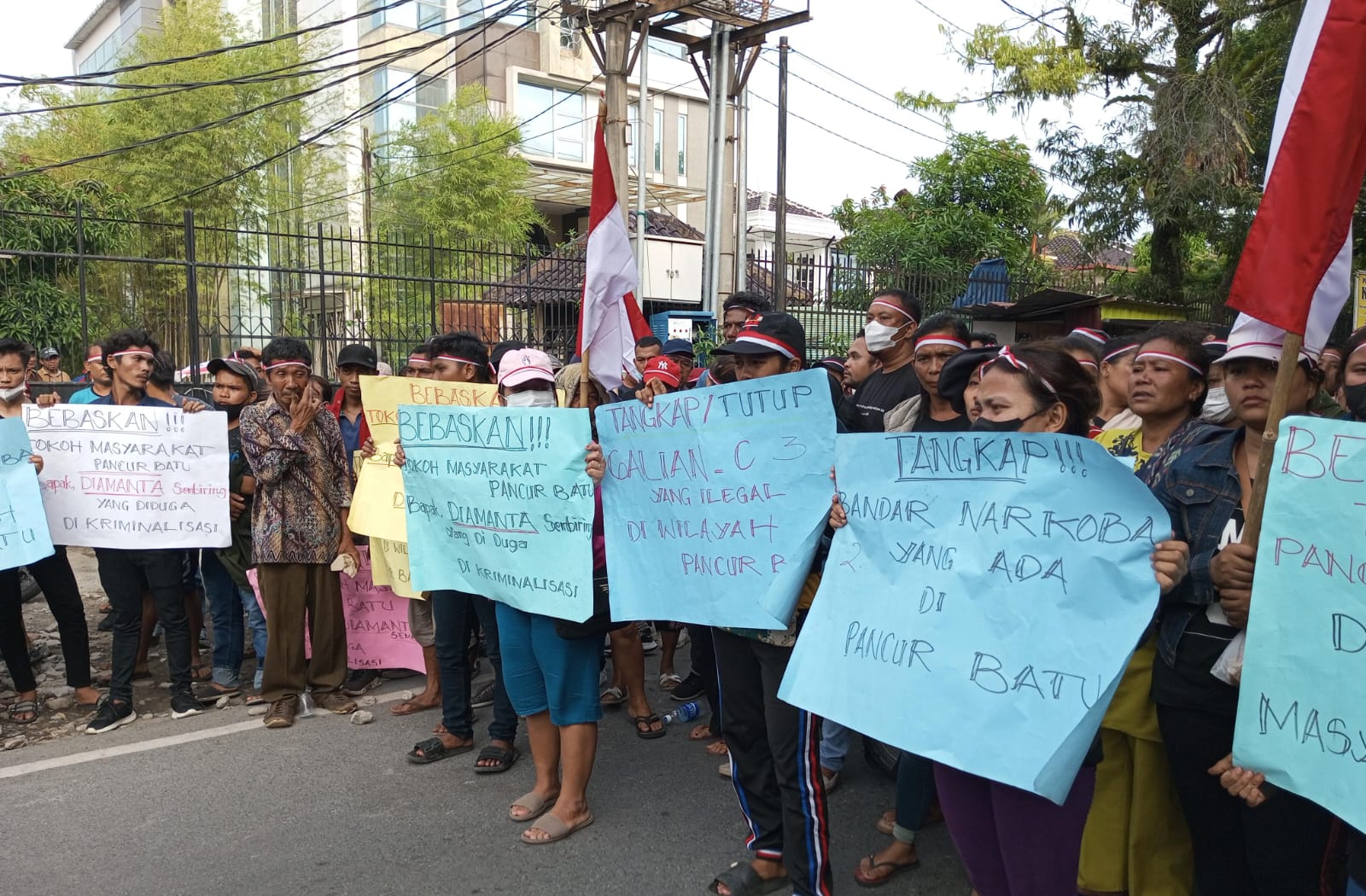 Massa ketika melakukan aksi demontrasi di depan Mapolrestabes Medan.(Istimewa).