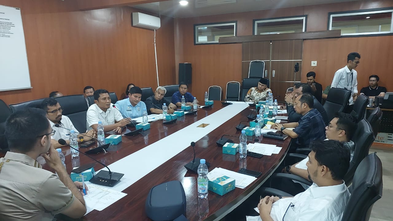 Rapat Komisi III DPRD Medan membahas meroketnya harga beras di Gedung DPRD Medan. BP/erwan