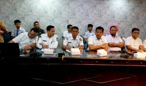 Dirut PUD Pasar Medan Suwarno didampingi Direktur SDM/pengembangan Imam Abdul Hadi dan jajaran OPD lainnya terlihat serius saat Rapat Stabilitas Harga Jepang Ramadhan di Balai Kota Medan. BP/erwan