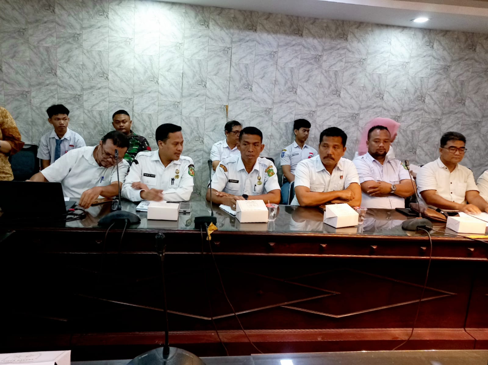 Dirut PUD Pasar Medan Suwarno didampingi Direktur SDM/pengembangan Imam Abdul Hadi dan jajaran OPD lainnya terlihat serius saat Rapat Stabilitas Harga Jepang Ramadhan di Balai Kota Medan. BP/erwan