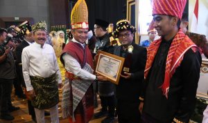 Pj Wali Kota Padangsidimpuan Letnan Dalimunthe saat menerima piagam penghargaan pembangunan daerah terbaik ke-III dari Pj Gubsu usai acara pembukaan Musrenbang RKPD Sumut tahun 2025 di Medan, Jum'at (8/3-24). Foto : BP/Ist